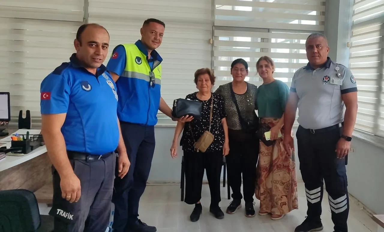 Manisa’da kayıp çanta zabıta ekipleri tarafından sahibine teslim edildi