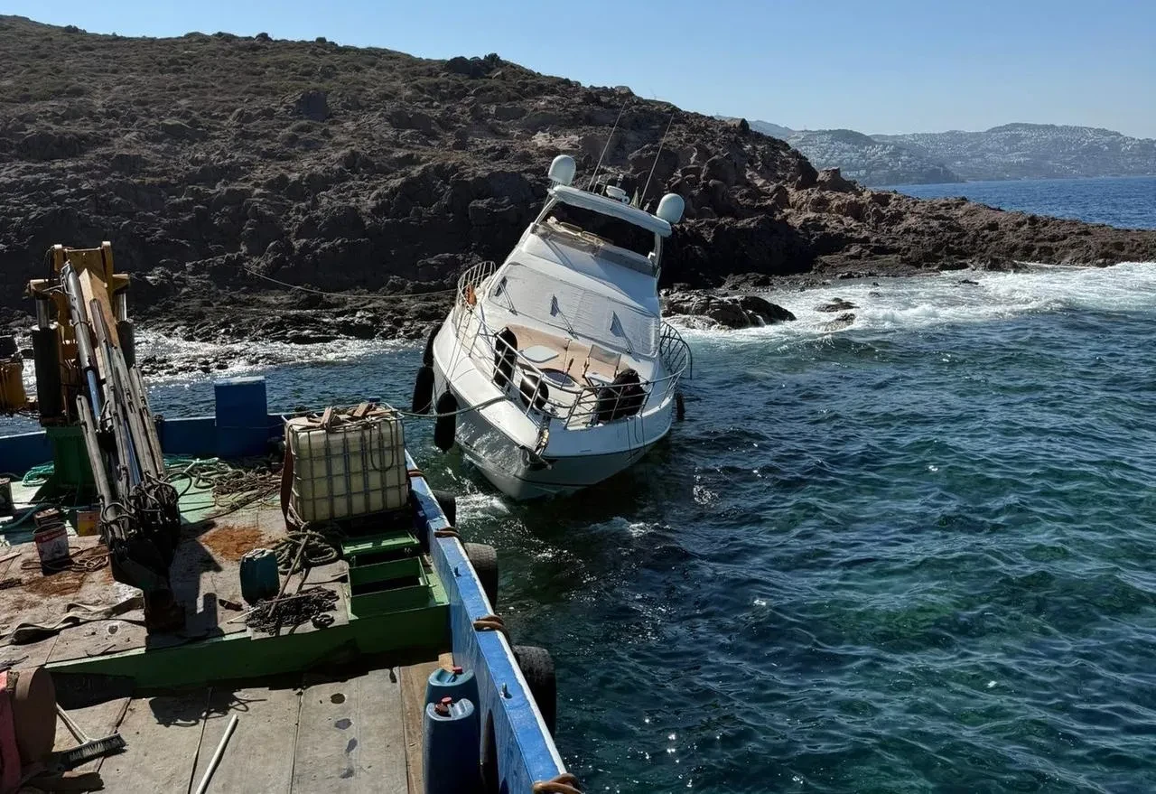 Bodrum'da Queen Motoryatı Makine Arızası Sonrası Kayalıklara Çarptı