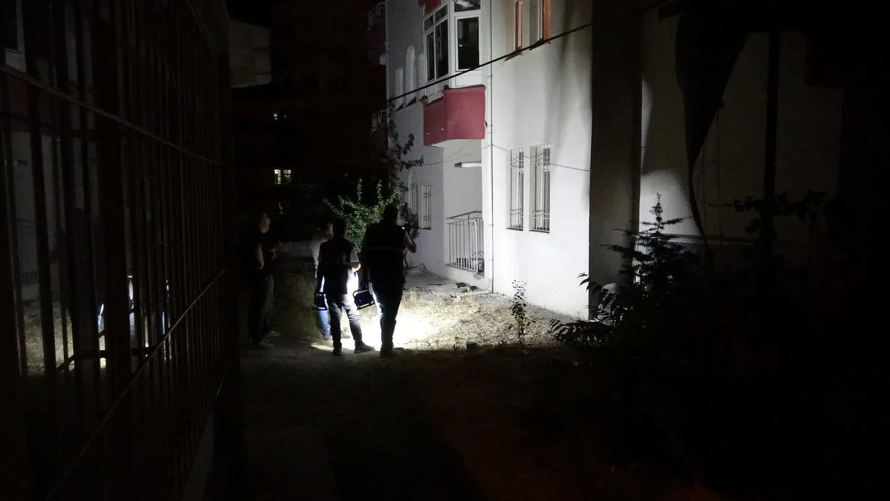 Malatya'nın Yeşilyurt ilçesinde çocuk pencereden düşerek yaralandı