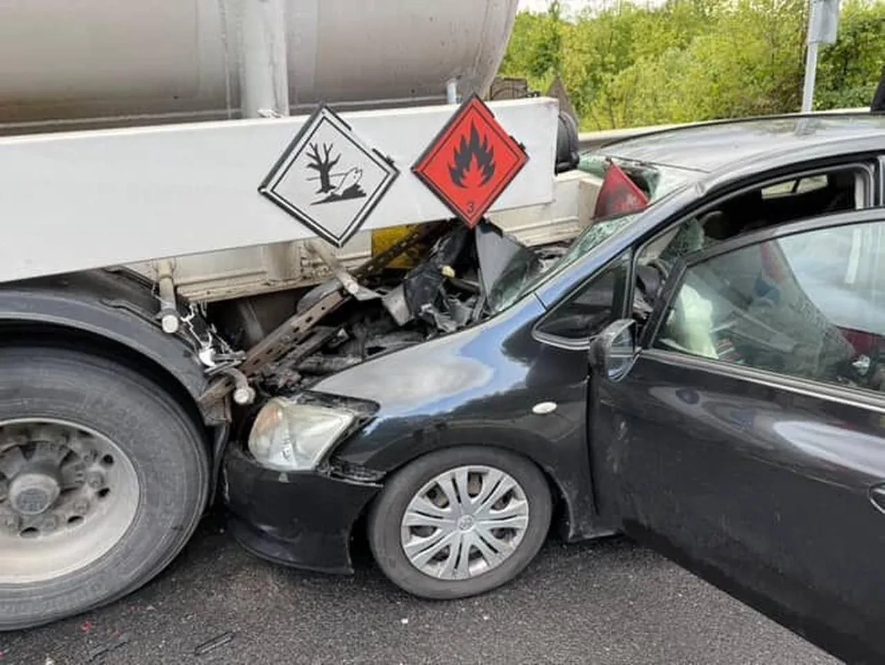 Düzce'de otomobilin tankere çarpması sonucu bir kişi yaralandı