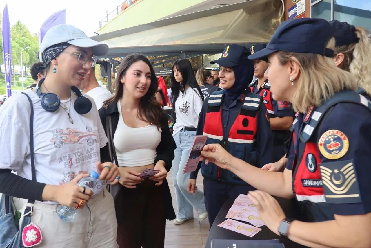Manisa İl Jandarma Komutanlığı öğrencilere KADES eğitimi verdi