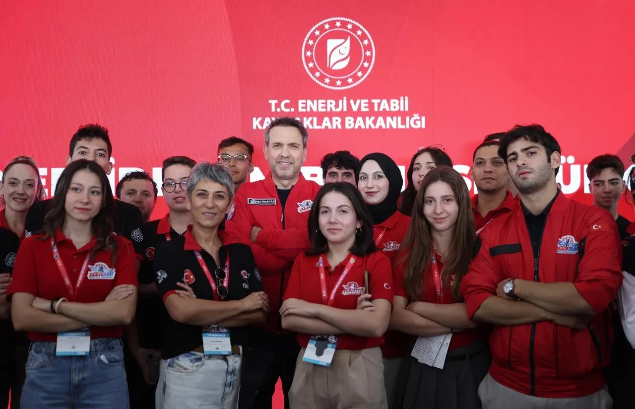 Bakan Bayraktar TEKNOFEST’te gençlerle enerji bağımsızlığını konuştu