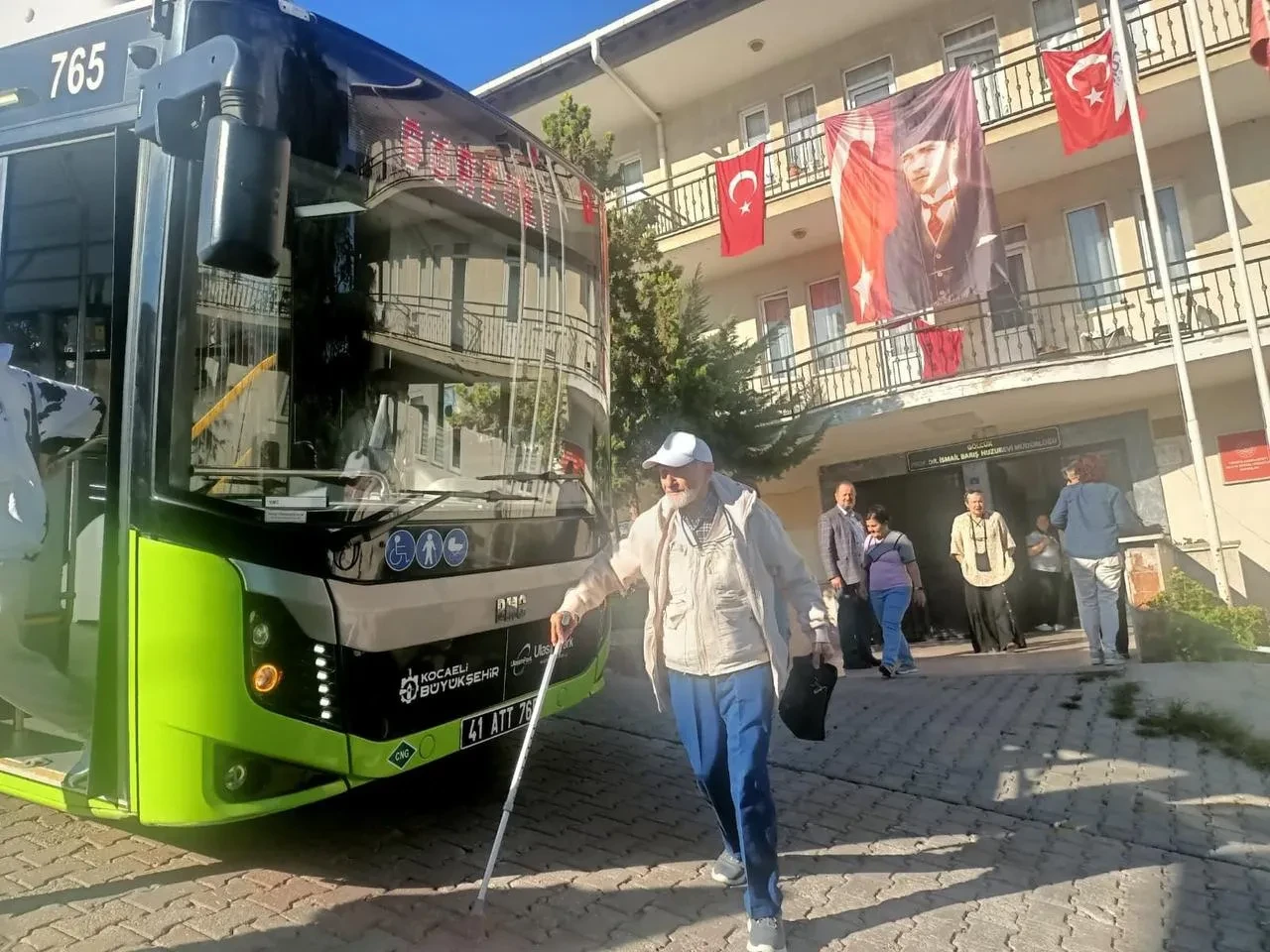 Gölcük'te Çınarlarla Fidanlar Projesi ile Nesiller Buluştu
