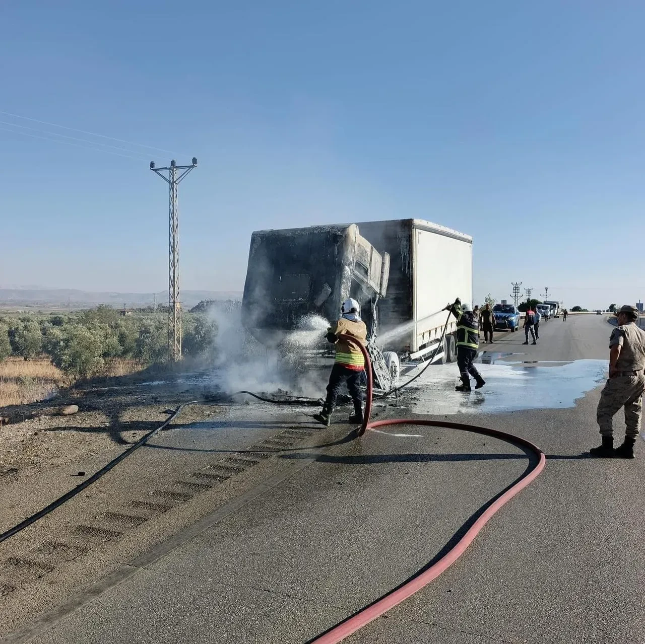 Hatay'ın Hassa ilçesinde seyir halindeki tır alevler içinde kaldı