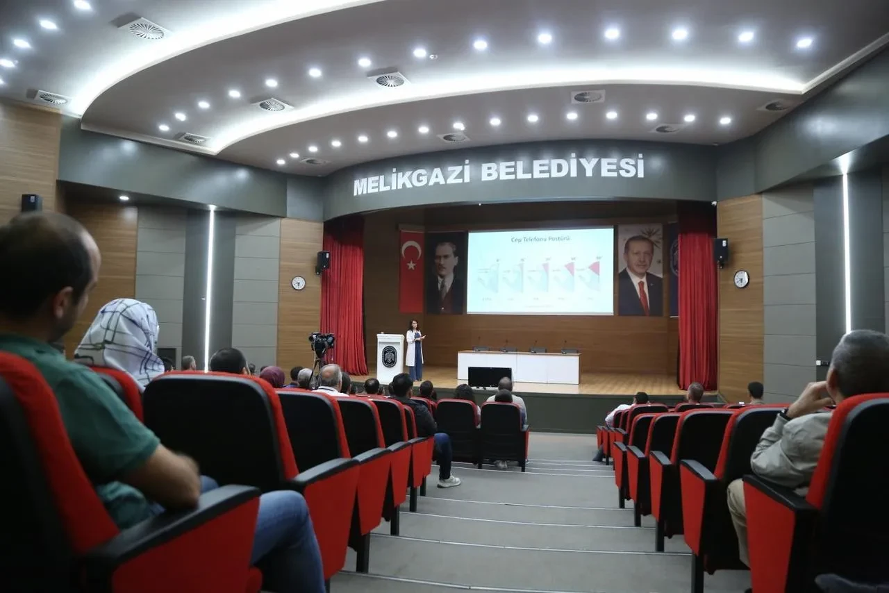 Melikgazi Belediyesi personeline duruş bozuklukları ve ofis egzersizleri eğitimi verdi