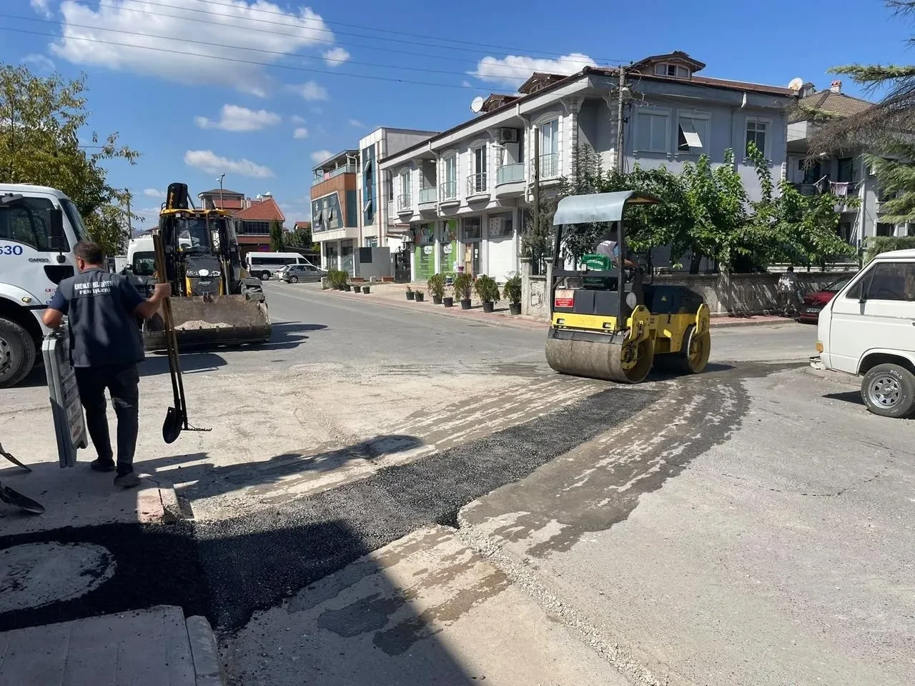 Erenler Belediyesi fiber internet sonrası asfalt çalışmalarına başladı