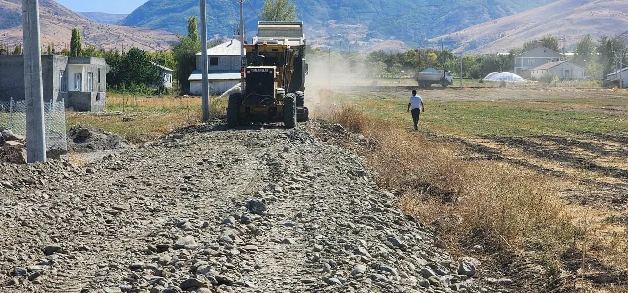 Muş İl Özel İdaresi tandoğan köyünde stabilize yol çalışmalarına devam ediyor