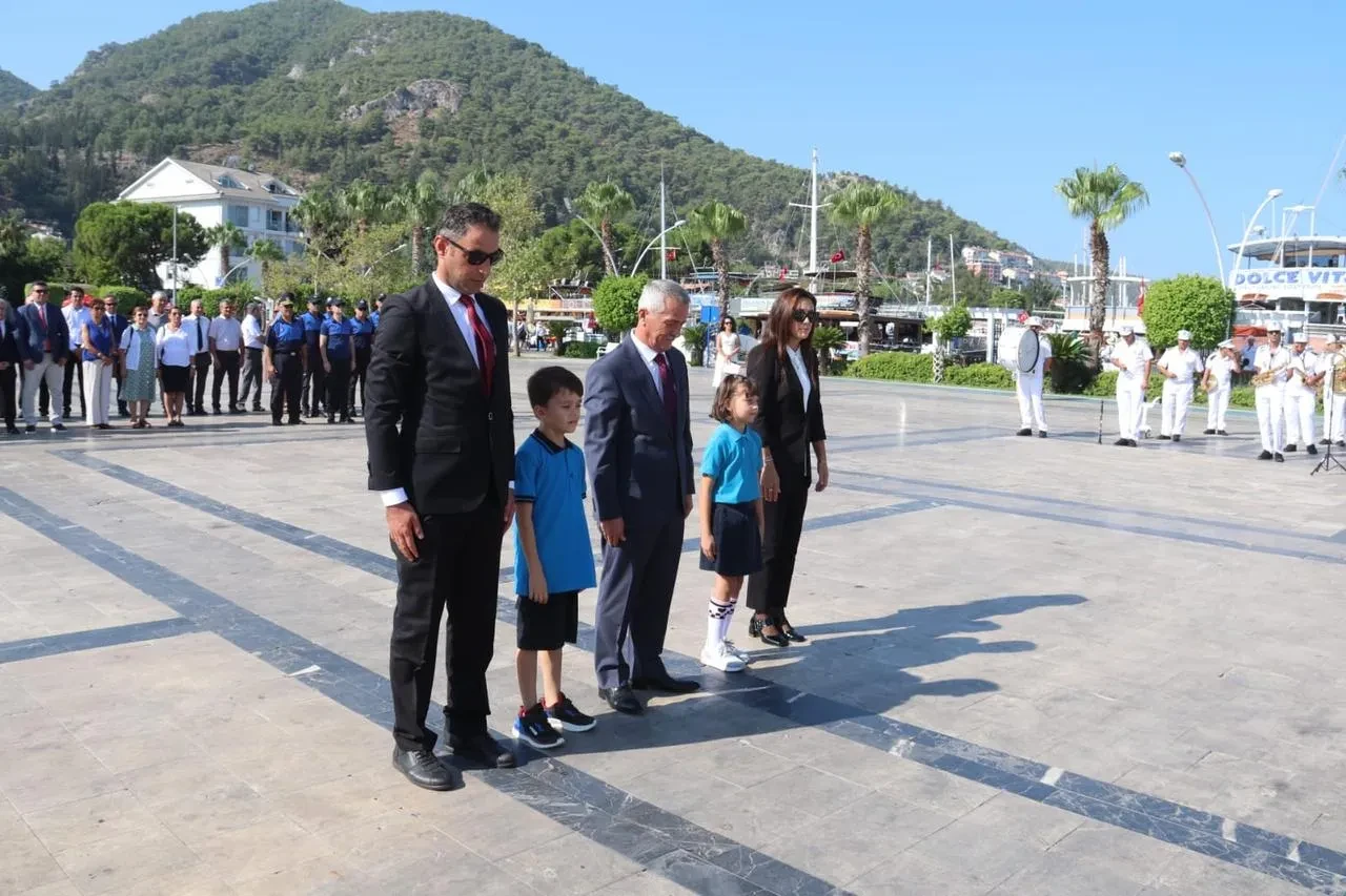 Fethiye'de İlköğretim Haftası Beşkaza Meydanı'nda törenle kutlandı.