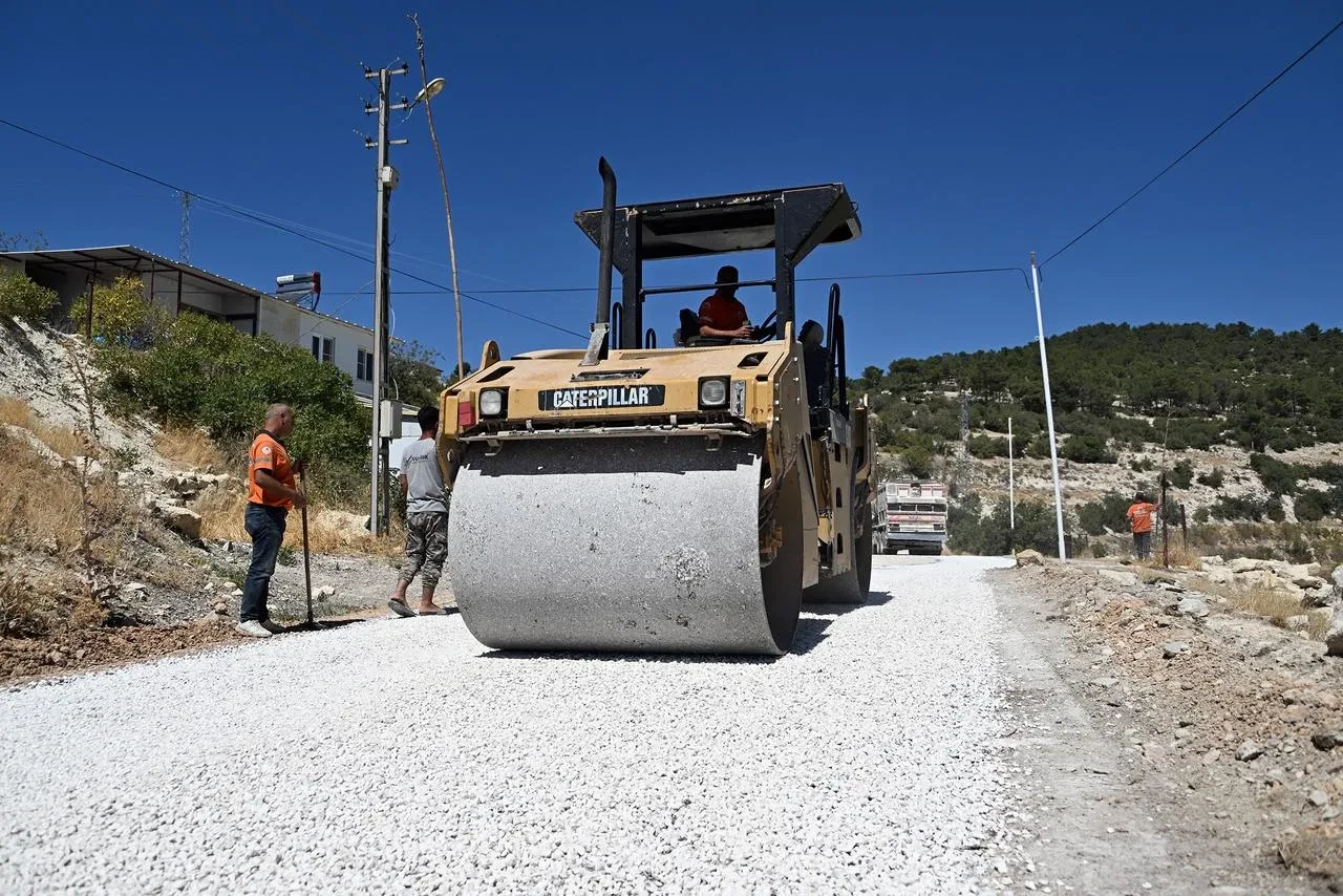 Mersin Büyükşehir Belediyesi Mut’un Çömelek Mahallesi’ne asfalt çalışması tamamladı