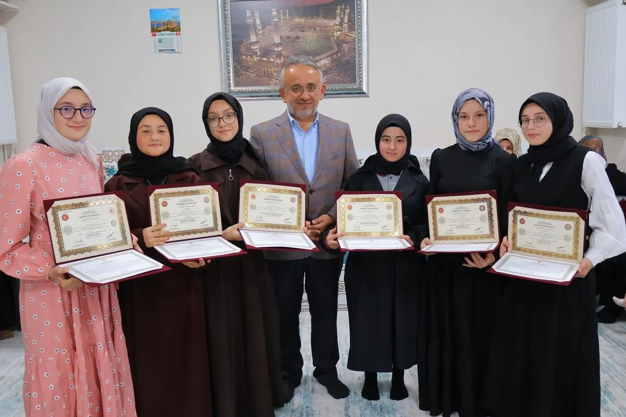 Bayburt'ta 11 öğrenciye hafızlık belgeleri İl Müftüsü Bayram Danacı tarafından verildi