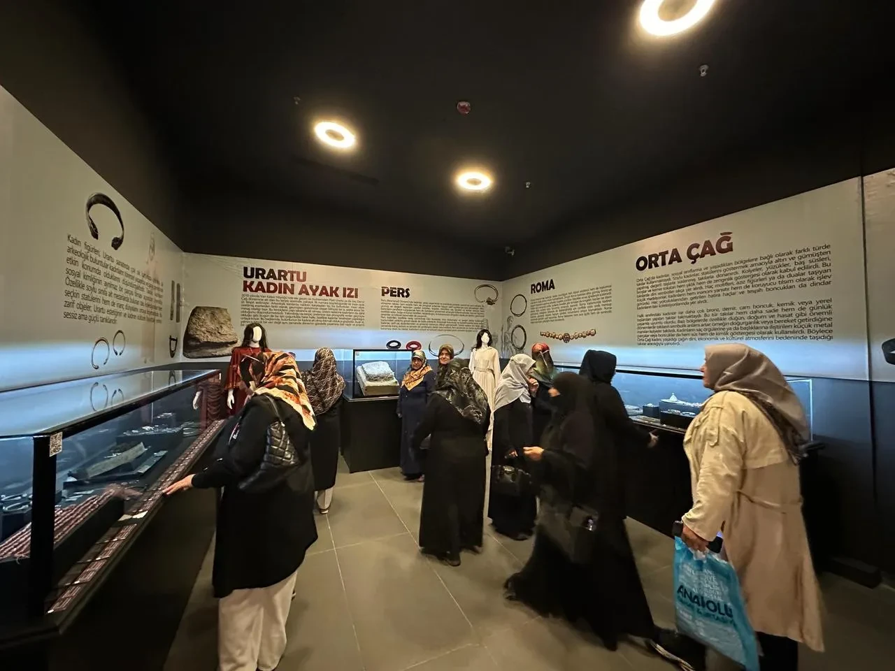 Van Büyükşehir Belediyesi kadın ve çocukları Van Müzesi'nde tarihle buluşturdu