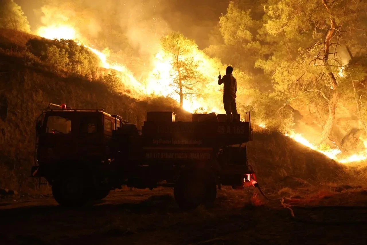 Buldan ve Buharkent’teki orman yangınına 27 helikopterle müdahale ediliyor