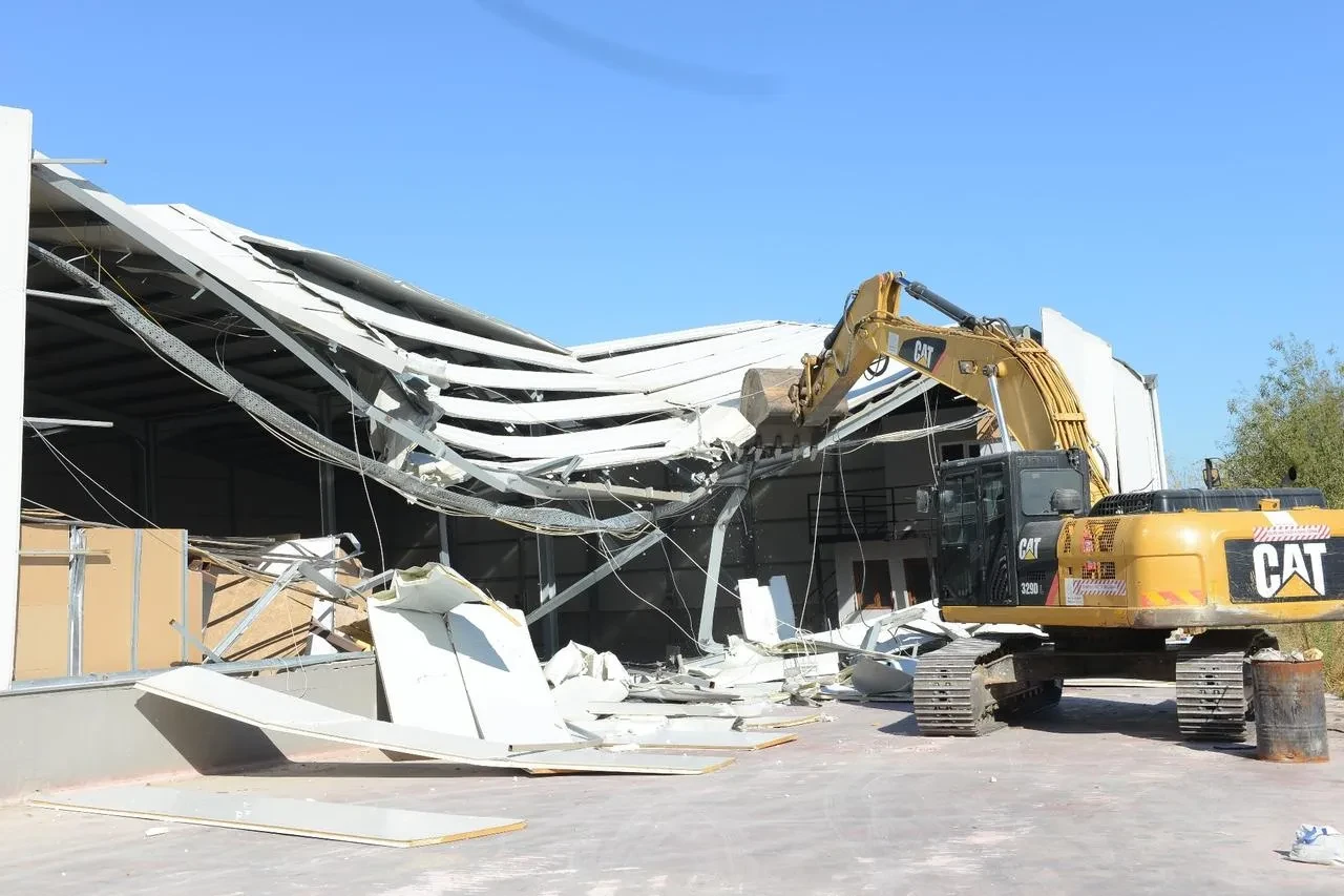 Nilüfer Belediyesi Ürünlü'de kaçak fabrika ve depoyu yıktı