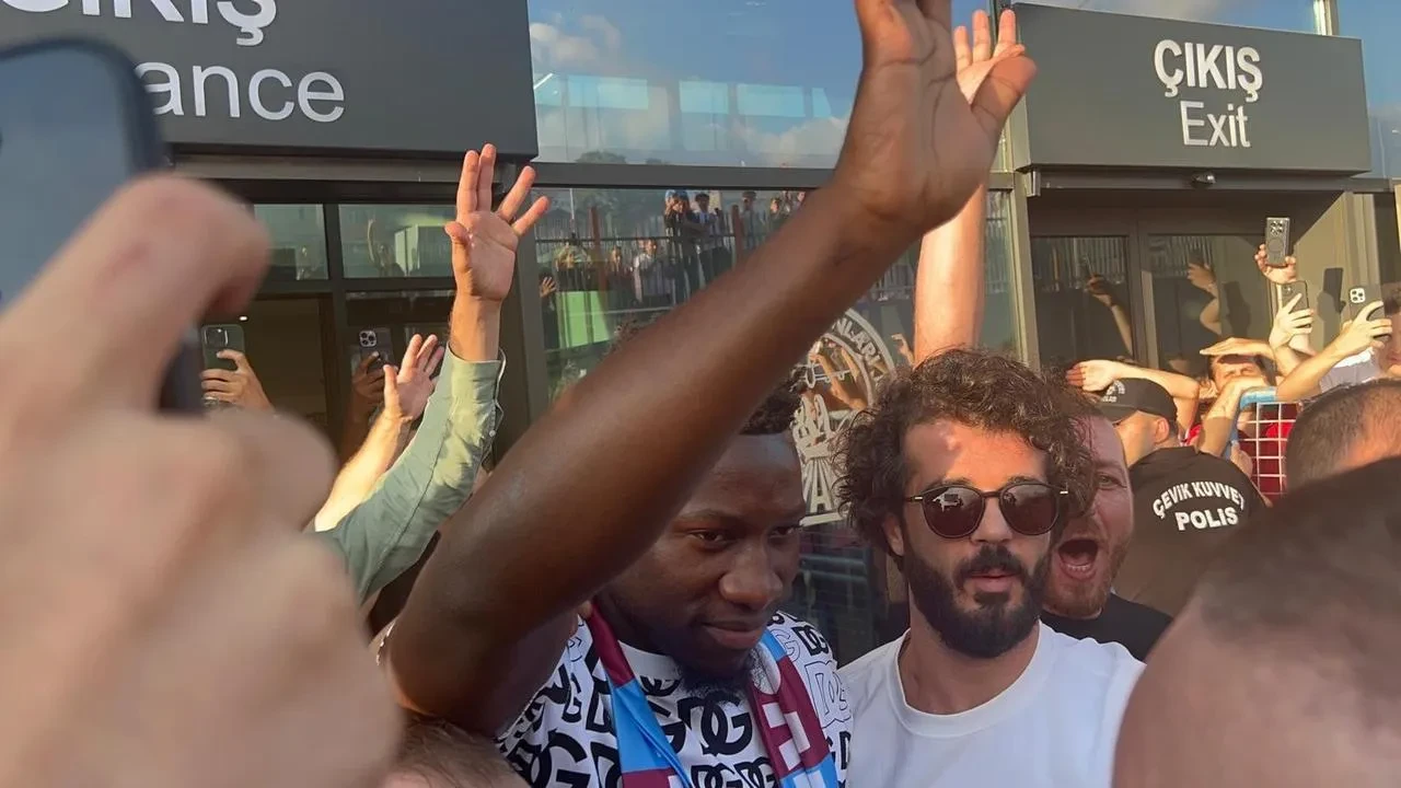 Andre Onana Trabzon'da Trabzonspor taraftarları tarafından coşkuyla karşılandı