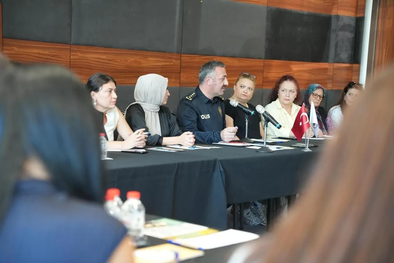 Tekirdağ Emniyeti anneler ve kadın muhtarlarla uyuşturucuya karşı mücadele için toplandı