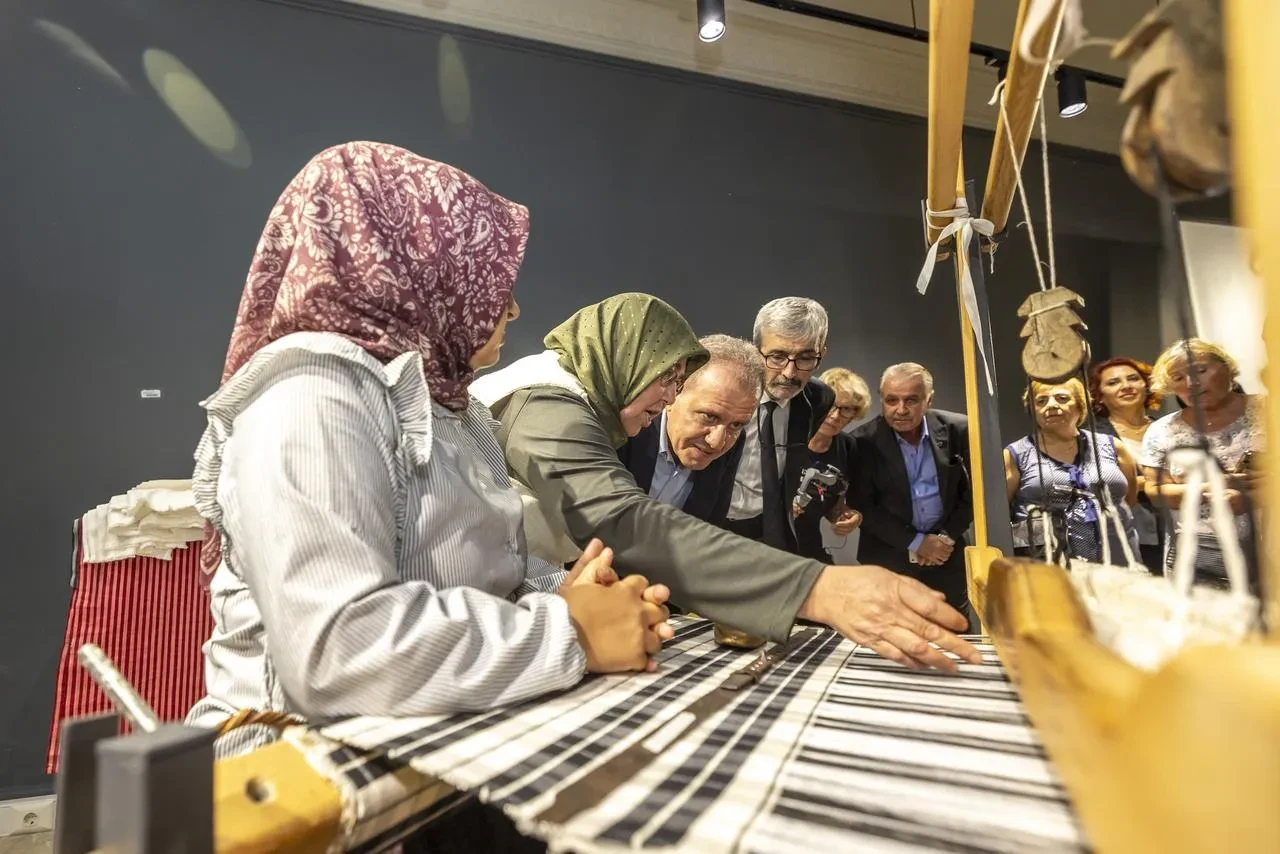 Vahap Seçer ve Meral Seçer Mersin Dokumaları Kıyafet Sergisi'ne katıldı
