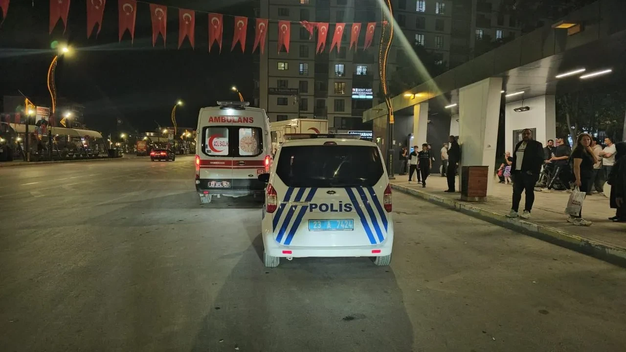 Elazığ'da gaspçı telefon almak isteyen kişiyi bıçakla yaraladı