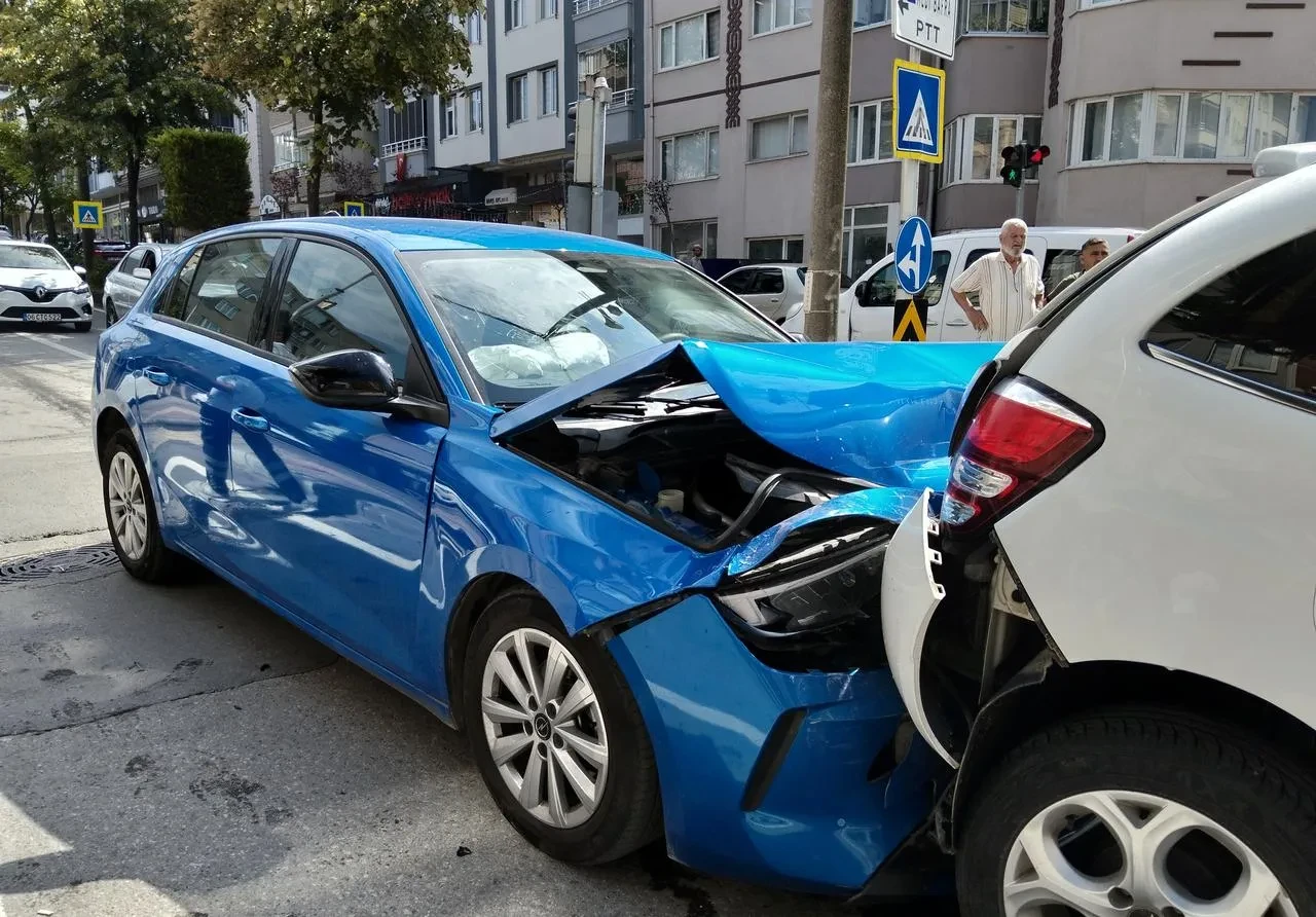 Avukat Bafra’da Boşanma Sürecindeki Eşinin Aracına Çarptı