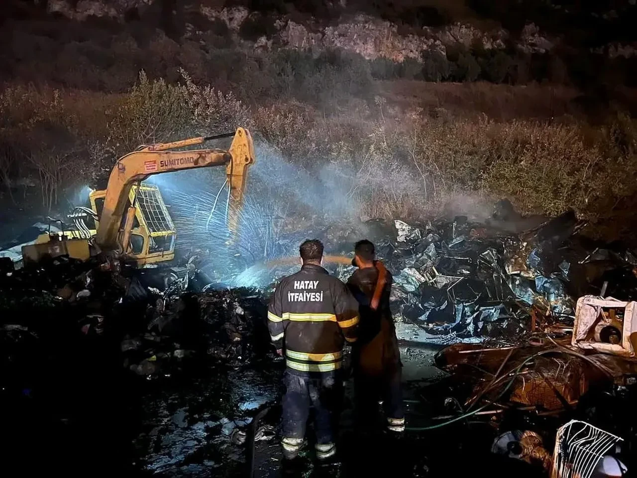 Hatay'ın Antakya ilçesinde hurdalık alanda çıkan yangın itfaiye tarafından söndürüldü