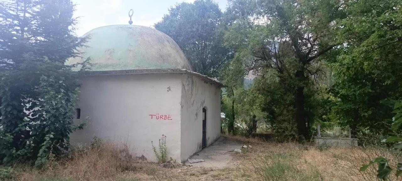 Pamukkale Belediyesi teslim abdal türbesinin çürümesine göz yumdu denizlide tepki var