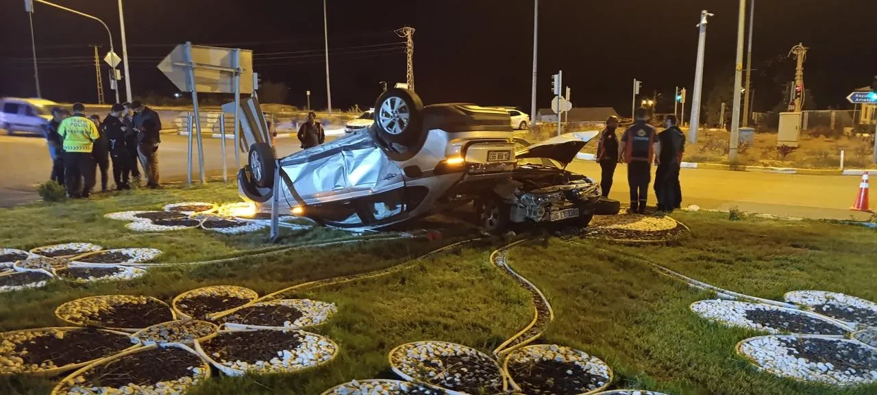 Sivas’ta kırmızı ışık ihlali sonucu iki otomobil çarpıştı