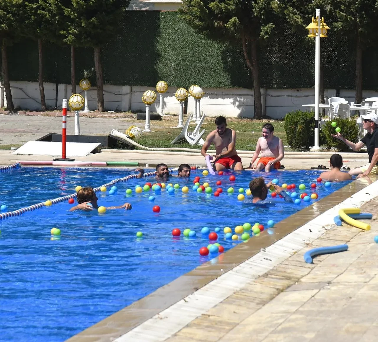 Yunusemre’de Özel Öğrenciler Yüzme Etkinliğinde Bir Araya Geldi