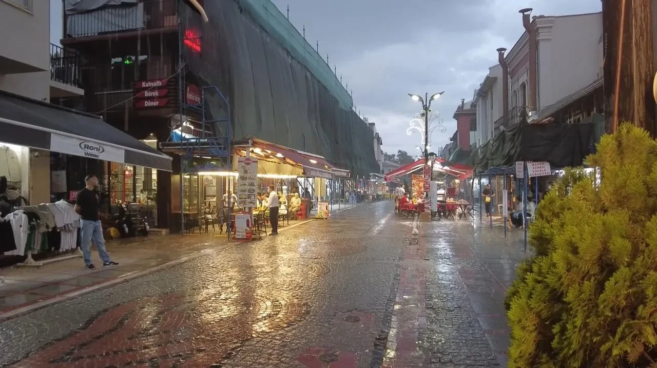 Edirne’de sağanak yağış vatandaşları hazırlıksız yakaladı