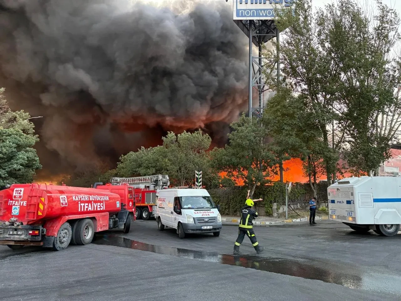 Kayseri’deki Milkay Tekstil Fabrikası’nda Yangına Çok Sayıda Ekip Müdahale Ediyor