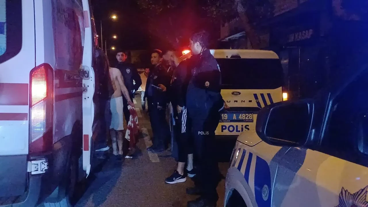Çorum'da Ulaş K. bıçaklanarak ağır yaralandı, polis operasyon başlattı.