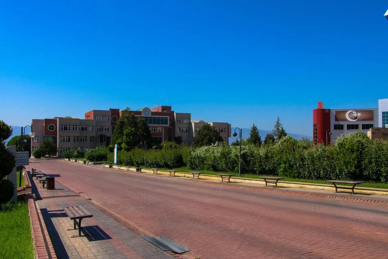 Adnan Menderes Üniversitesi kampüsünde yeşillendirme ve bakım çalışmaları devam ediyor