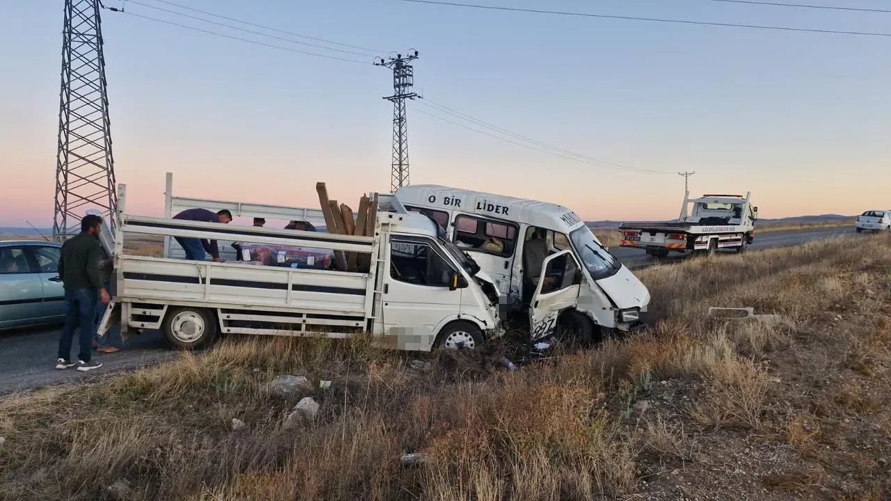 Çorum'da Minibüs Ve Kamyonet Çarpıştı, 4 Kişi Yaralandı