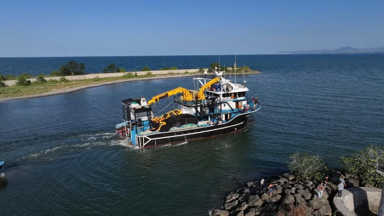 Terme Limanı’nda balıkçılar için kum temizliği çalışmaları başlatıldı