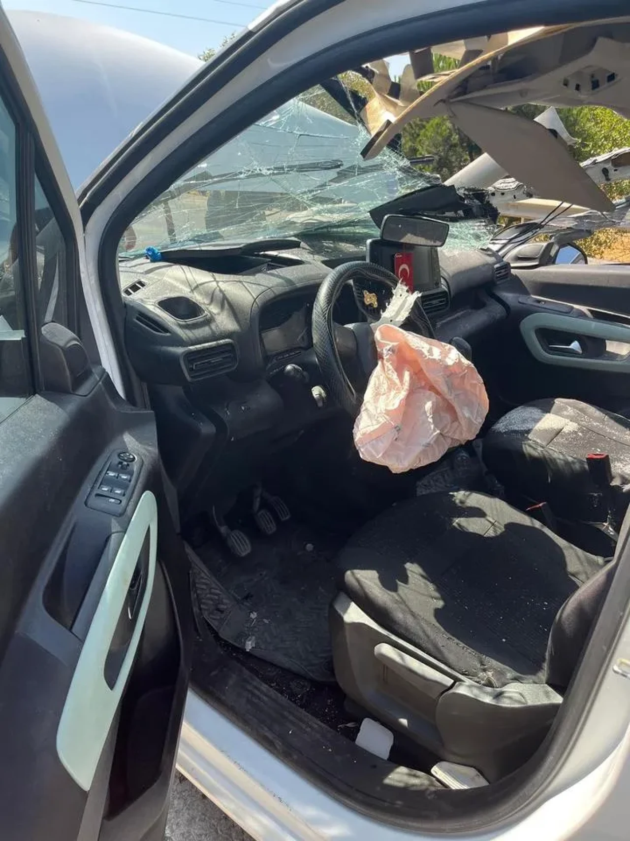 Balıkesir-İzmir Karayolunda kamyon ile kamyonet çarpıştı bir kişi yaralandı