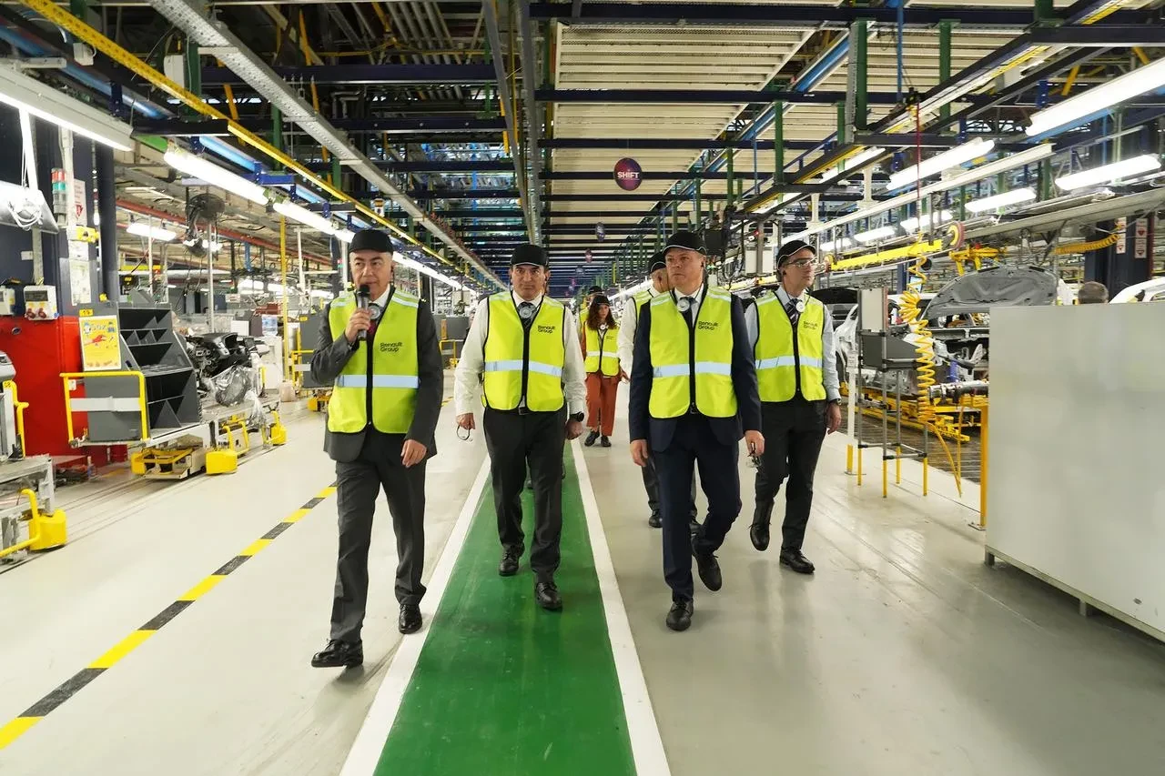 Murat Yalçıntaş Renault'nun Bursa fabrikasında üretim hattını inceledi