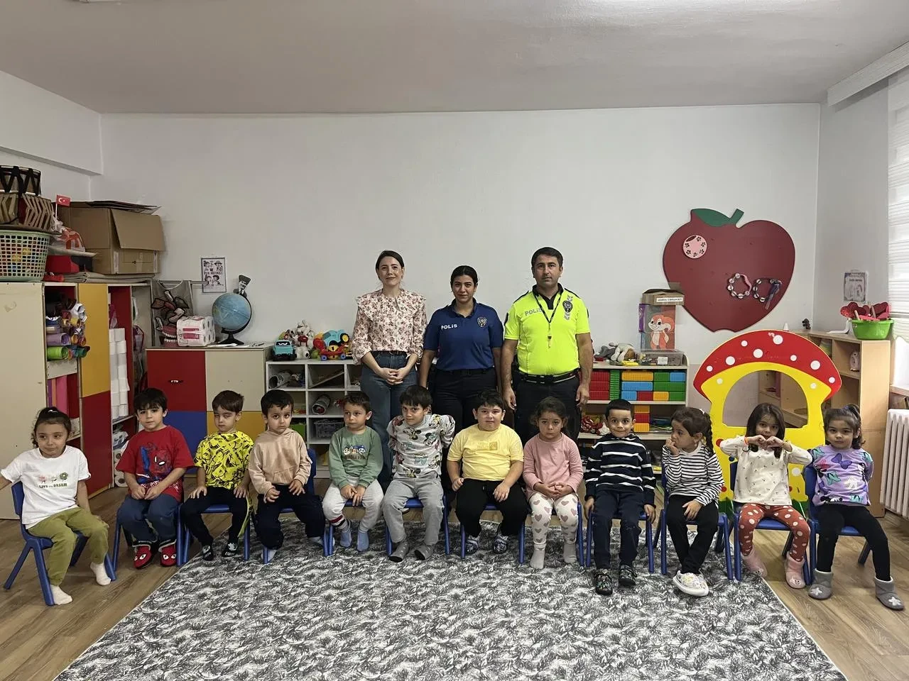 Ordu İkizce'de polis ekipleri minik öğrencilere trafik eğitimi verdi