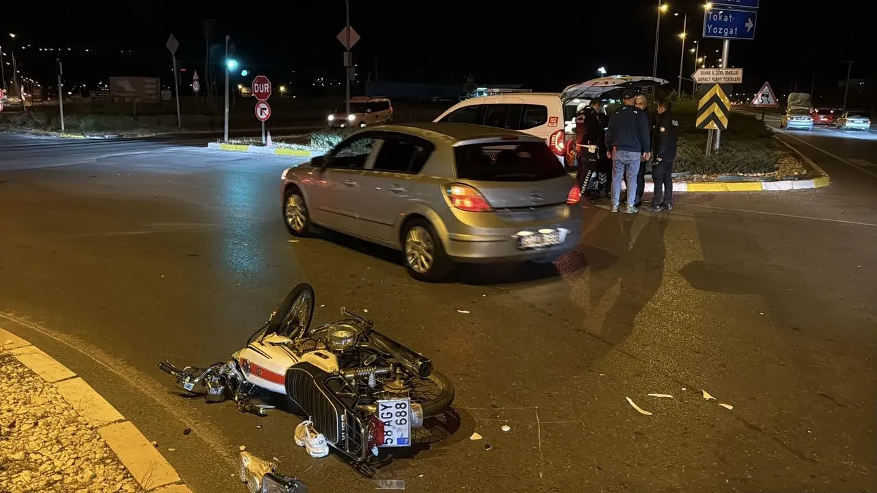 Sivas’ta motosiklet sürücüsü Volkswagen ile çarpışarak ağır yaralandı