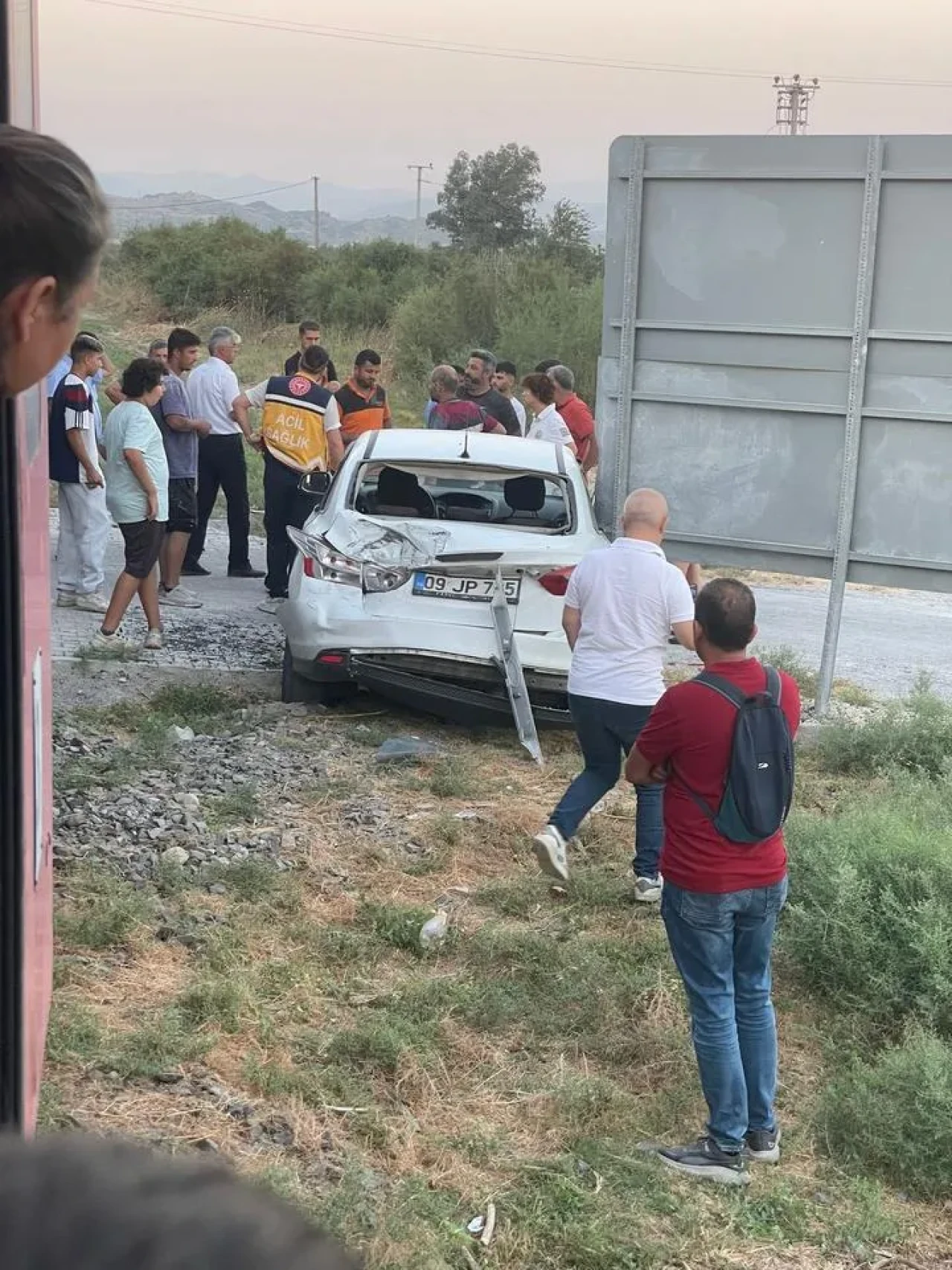 Yolcu treni Aydın Söke'de otomobile çarptı bir yaralı var