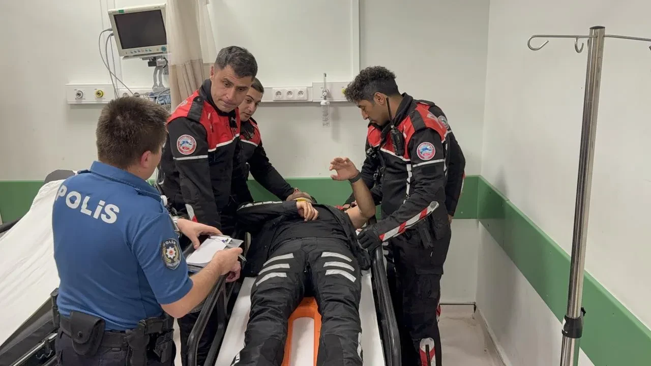 Samsun'da yunus polislerinin motosikleti ile hafif ticari araç çarpıştı