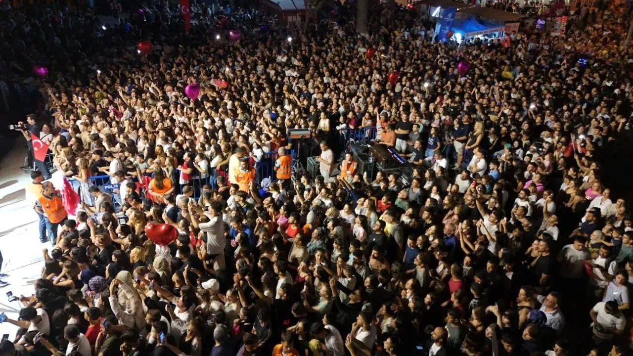 Söke’de Kurtuluş Coşkusu Buray Konseriyle Taçlandı