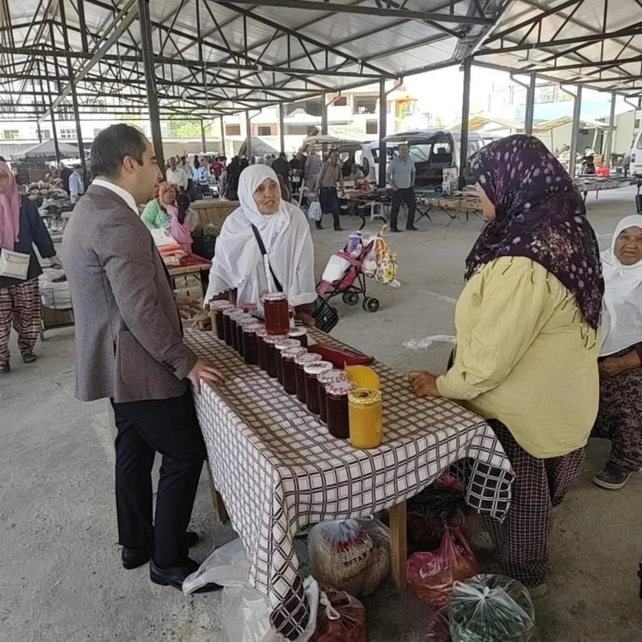 Kaymakam Mehmet Salih Uçar Yenipazar'da halk pazarını ziyaret etti