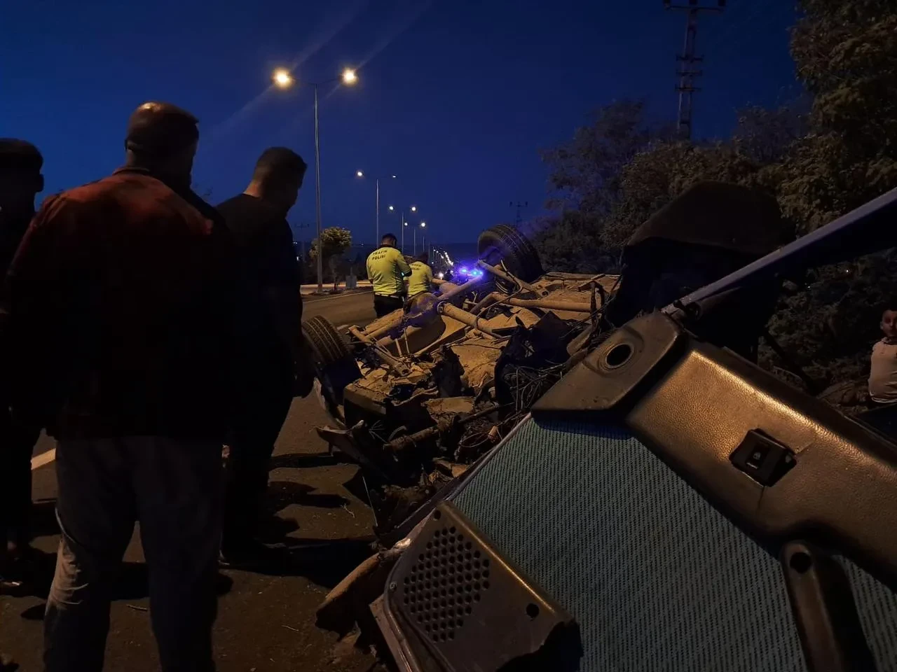 Kilis'te taşa çarpan Tofaş hurdaya döndü iki kişi yaralandı
