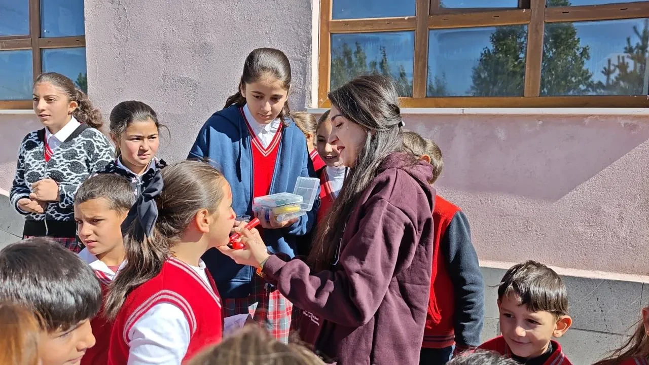 Aşkale Gençlik Merkezi köy çocuklarına etkinliklerle ulaşıyor