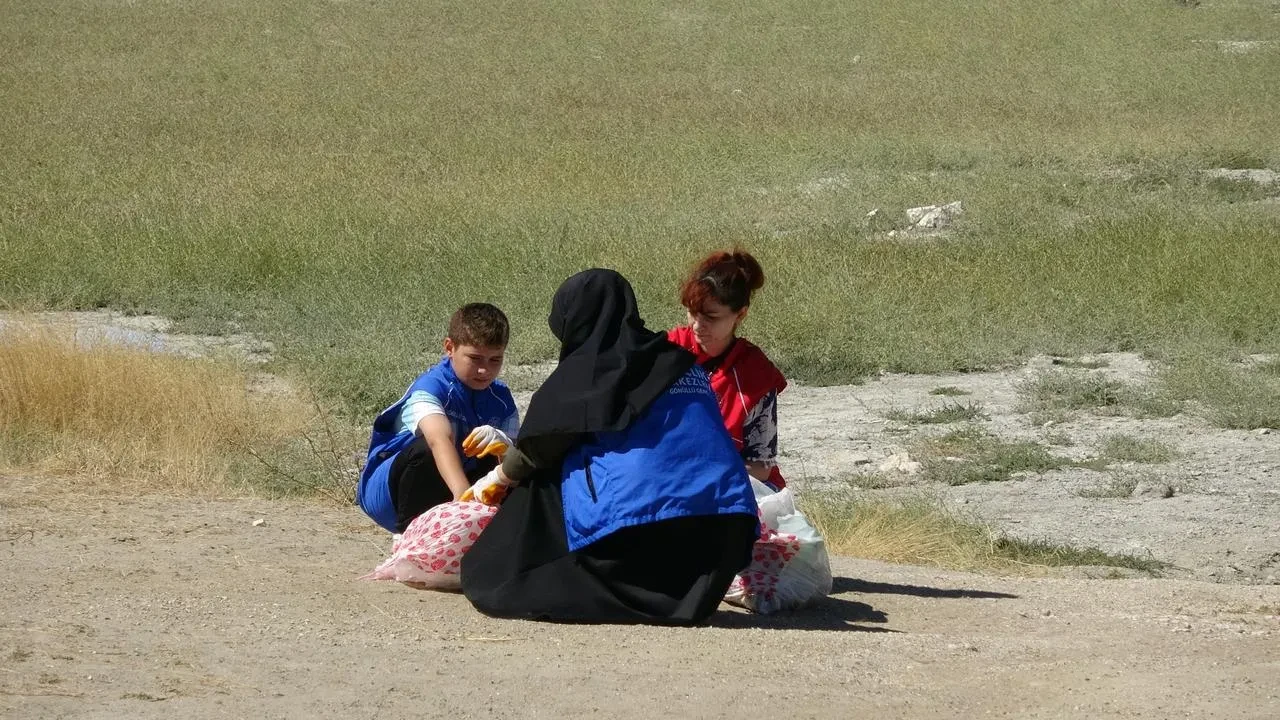 Burdur Gölü'nde gönüllüler Dünya Temizlik Günü'nde çöp topladı