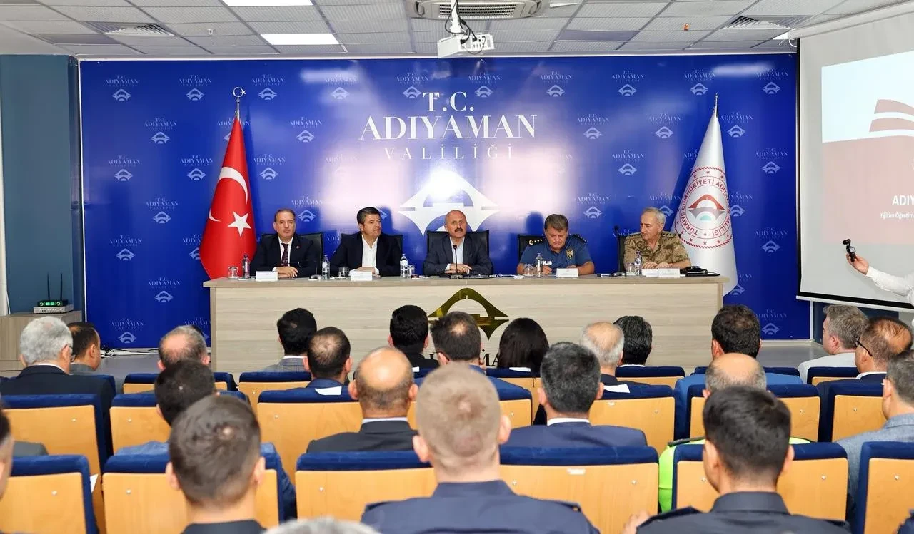 Adıyaman'da Vali Varol liderliğinde okul çevrelerinde güvenlik toplantısı