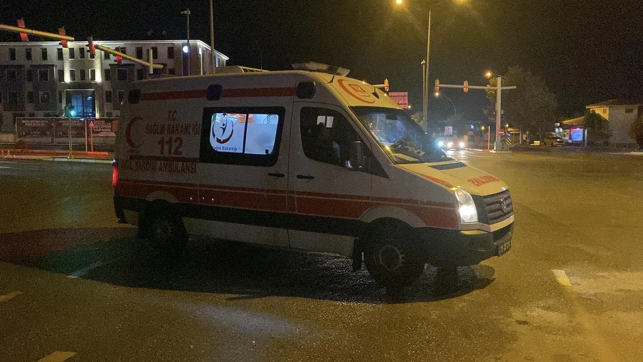 Çorum'da otomobil refüje çarptı sürücü hastaneye kaldırıldı