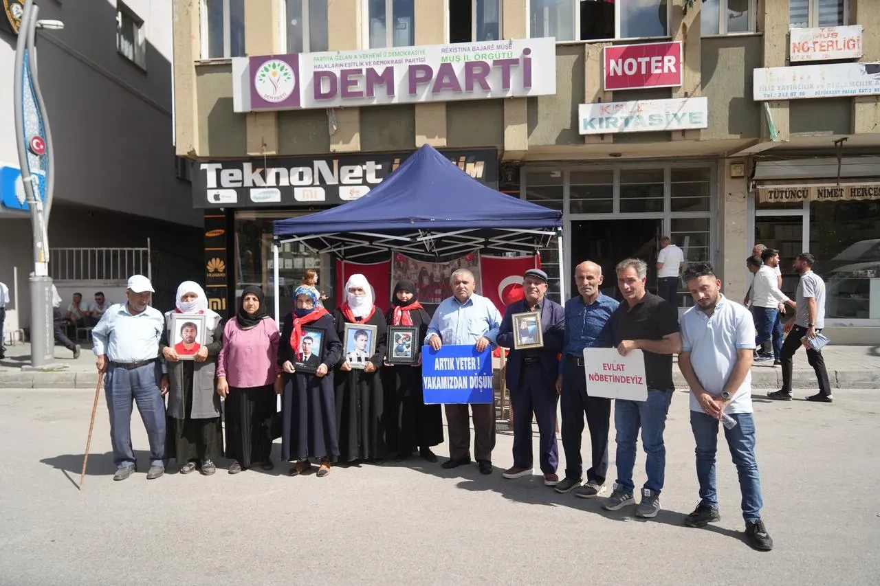 Muş'ta PKK mağduru aileler DEM Parti önünde eylem yapıyor