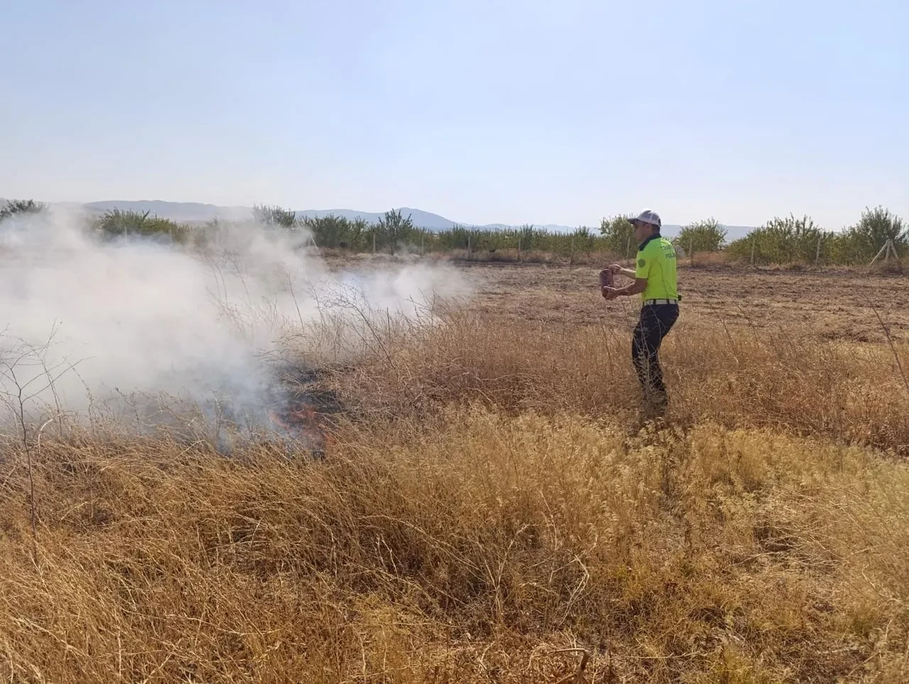 Afyonkarahisar'da polis ekipleri tarla yangınını söndürdü