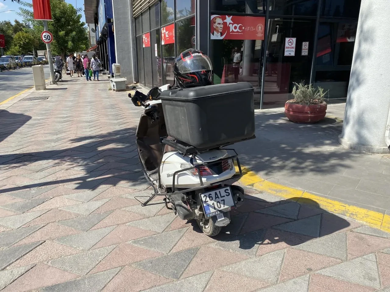 Eskişehir’de motosikletin çarptığı yaya ambulansla hastaneye kaldırıldı