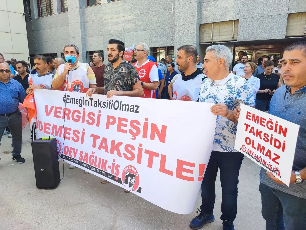 Çukurova Üniversitesi Balcalı Hastanesi'nde işçiler iş yavaşlatma eylemi başlattı