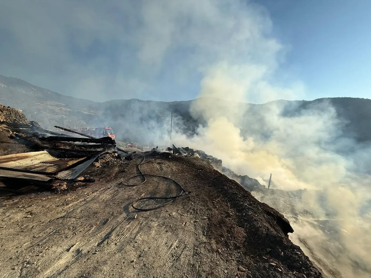 Kastamonu’nun Araç ilçesinde yangın iki ev ve samanlığı yıktı